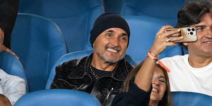 Spalletti al Maradona, il Napoli festeggia la vittoria con un ospite speciale