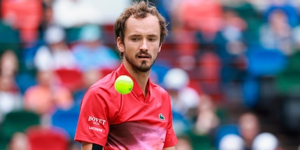 Bizzarro Medvedev, complotti e lamenti: “Le palle come dei pompelmi”