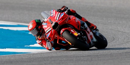 Bagnaia da record, pole in Thailandia! Martin e Marquez vanno giù