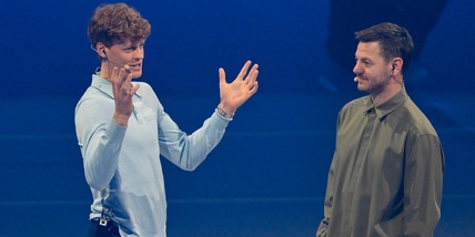 “Se lo faccio, scappano tutti!”: Sinner one man show, Cattelan se la ride