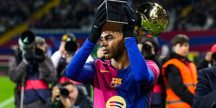 Yamal, ecco il Golden Boy: il trofeo mostrato ai tifosi del Barcellona nel prepartita