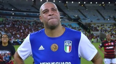 Adriano, Flamengo Legends contro gli Amici d'Italia: l'addio al calcio dell'Imperatore