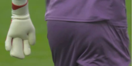 La mano con quattro dita, il guanto inquieta la Premier: ecco perché