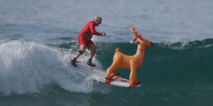 Surfing Santa, Babbi Natale in mare: i doni non vanno lontano ma i sorrisi si