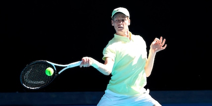 Sinner, il 2025 inizia con una vittoria contro Popyrin: ora c'è Tsitsipas