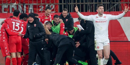 Fiorentina ancora ko, la Juve resta avanti: prima vittoria in casa del Monza