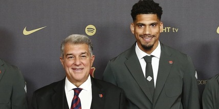 Araujo, Juve o Barça? Laporta: "Parla con la direzione sportiva, ma..." Araujo, Juve o Barça? Laporta: "Parla con la direzione sportiva, ma..."