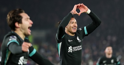 Chiesa entra e il Liverpool passa nel recupero. Frena l'Arsenal