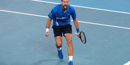 Djokovic infinito, è semifinale agli Australian Open. Alcaraz ko: ora Zverev
