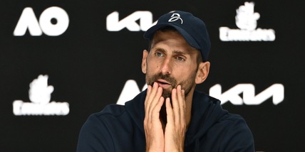 Djokovic, fischi e buu per il ritiro: "Problema serio", poi la stoccata a Sinner