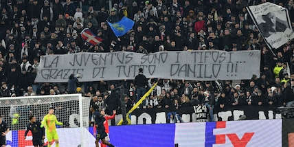 "La Juve sono i tifosi": Danilo, omaggio dello Stadium tra striscioni e cori