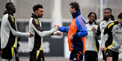 Psv-Juve, Cambiaso e Douglas si allenano. Fomento Veiga davanti a Giuntoli