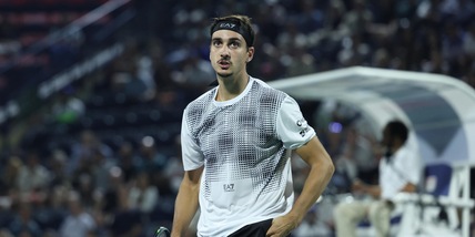 Sonego subito fuori a Dubai, Tsitsipas vince in due set