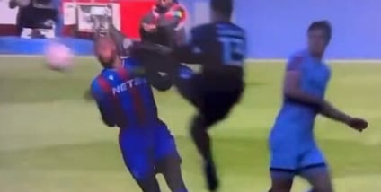 Mateta shock, intervento killer del portiere. E in tribuna: “Lasciatelo morire”