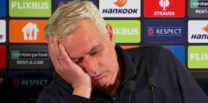 Mourinho, siamo alle comiche: crolla in Europa e si addormenta in conferenza