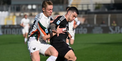 Venezia, punto d'oro a Como: un rigore di Gytkjaer gela Fabregas al 95'