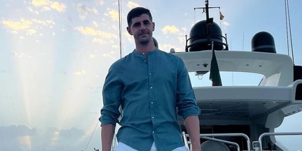 Courtois, l'ex amante accusa: "Lui in jet privato, io e suo figlio..."