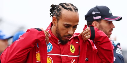 Hamilton, prima sterzata in Ferrari! Polemica via radio: “Lascia fare a me”