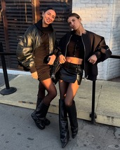 Elisabetta Canalis con i micro short in vinile: gli scatti mandano in tilt i social