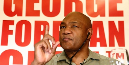 George Foreman è morto: la leggenda della boxe aveva 76 anni