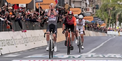 Van der Poel conquista la Milano-Sanremo: battuti in volata Ganna e Pogacar