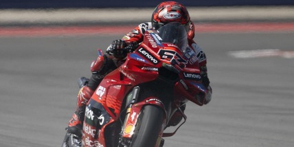Bagnaia si prende Austin! Marc Marquez, che errore: cade da leader