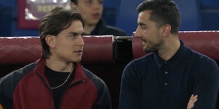 Dybala e Perin insieme prima di Roma-Juve: chiacchiere e sorrisi a bordocampo