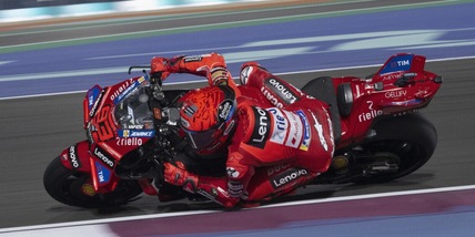 Bagnaia cade, Marquez si prende la pole in Qatar: la griglia di partenza