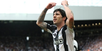 Tonali partecipa al poker Newcastle: Manchester United travolto. Liverpool ok, il titolo è a un passo