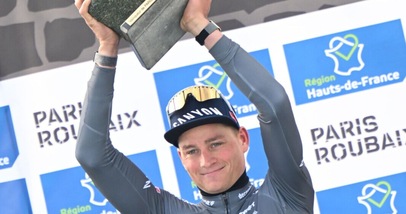 Van der Poel, la corona resta su: la terza Parigi-Roubaix di fila è storia