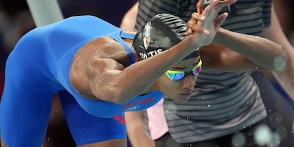 Sara Curtis vola nei 100 stile libero e toglie il record alla Pellegrini