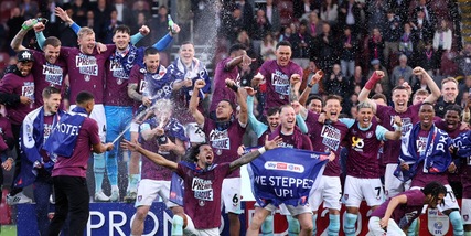 Il Burnley torna in Premier e fa felice Re Carlo. Sale anche il Leeds