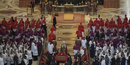 Papa Francesco, la salma è a San Pietro: inizia il pellegrinaggio dei fedeli