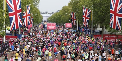 56.640 al traguardo: maratona di Londra è la più grande della storia. E New York...