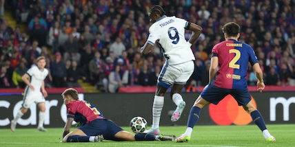 Thuram, che gioiello dopo 30'': colpo di tacco geniale, gol Inter con il Barcellona!