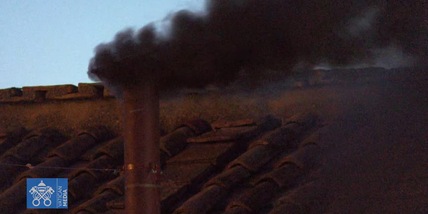 Conclave, al via l'elezione del Papa: la prima fumata è nera