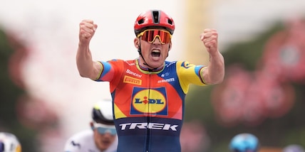 Giro d'Italia, Pedersen prima maglia rosa. Brutta caduta per Landa