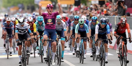 Giro d'Italia, Pedersen vince terza tappa e sorpassa Roglic: è di nuovo maglia rosa