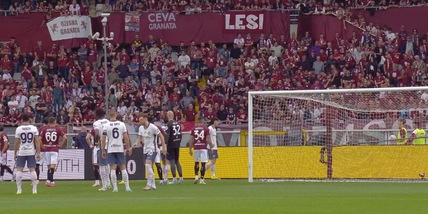 Torino-Inter sospesa, attimi di paura: tifosi caduti dagli spalti