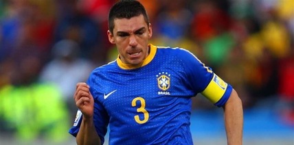 Lucio vivo per miracolo: camino esploso in faccia, ustioni terribili