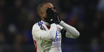 Lacazette, addio shock al Lione: doppietta in campo e ladri in casa
