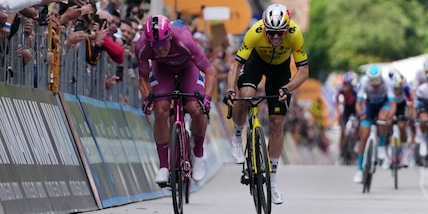 Giro d'Italia, Del Toro resta in rosa: Pedersen, sprint spettacolare e altra tappa vinta