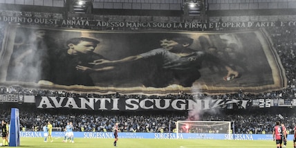 Napoli, la coreografia del Maradona per lo Scudetto soffiato all'Inter