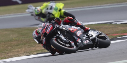 Bezzecchi trionfa a Silverstone, Marquez di corto muso su Morbidelli. Bagnaia cade