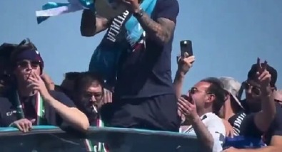 Festa Scudetto Napoli, sigarette sul pullman: chi sono i giocatori che hanno fumato