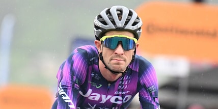 Giro d'Italia, il Sestriere ad Harper e la maglia rosa a Yates