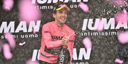 Yates, una salita da eroe: vince il Giro sulle Finestre