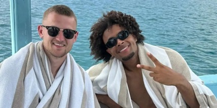 Zirkzee, vacanza con De Ligt e twerk addosso: la festa finisce così