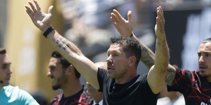 Simeone punge il Psg di Luis Enrique: "Giovani, ma poi tirano fuori 70 milioni. Arbitri? Non parlo più"