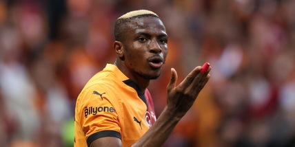 Osimhen e l'infanzia difficile: "Cibo scaduto e senza elettricità. Vendevo acqua e pane"